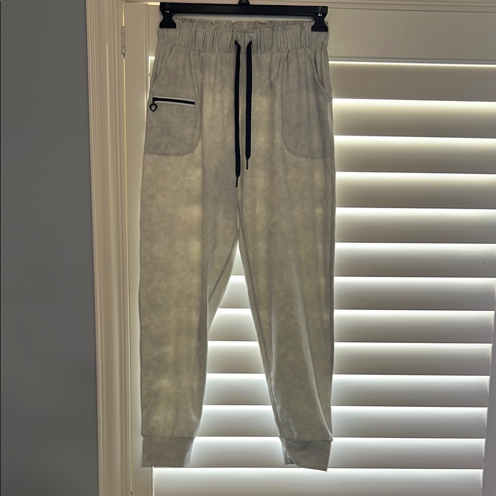 Women’s pale green with subtle pattern Jogger/Lounge Pants NWOT size M